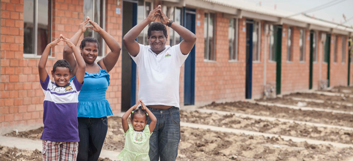 Bogotá fortalece programa de vivienda a población vulnerable en asentamientos